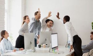 كيف تحقق السعادة في بيئة العمل؟ 10 نصائح مثبتة علميًا_CVPLANET